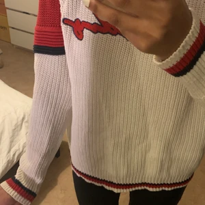 Superdry stickad tjocktröja - Storlek medium. Jag är 176 cm och har normal storlek S, så den satt lite oversize.