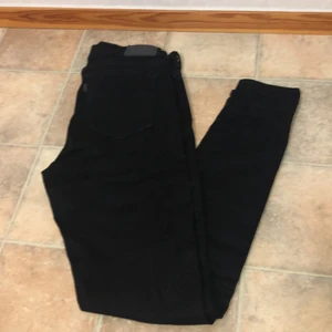 Levis jeans - Levis jeans i svart. Använd 3 gånger. Storlek 30, super skinny.  S/M