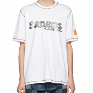 Sadboys tröja - as fet tröja ifrån sadboys x converse i storlek L, den sitter oversized på mig som e tjej och som oftast har storlek M! 