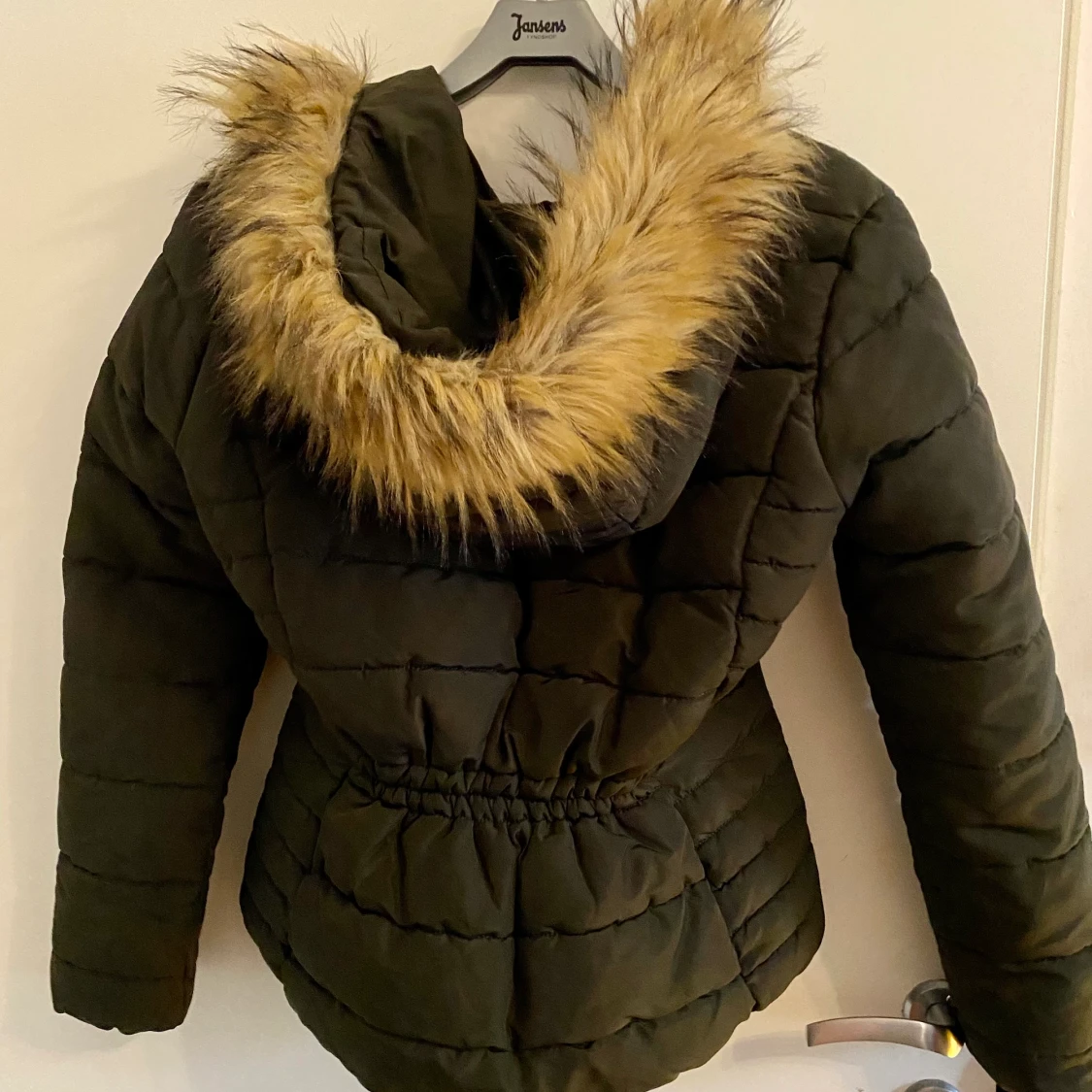 Militär grön med luva. Storlek 36 - 90