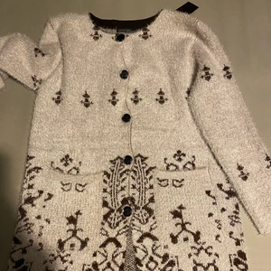 Bekväm oversized cardigan - En jättebekväm och mjuk oversized cardigan, helt ny som blev aldrig använd. Skickas endast med frakt!