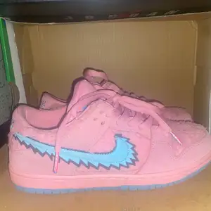 SIZE 8   GREAT CONDITION WITH BOX 