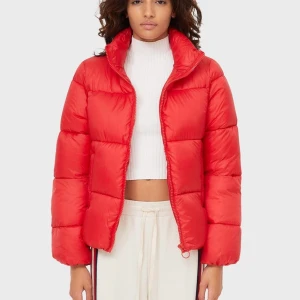 Stradivarius Dunjacka  - Säljer min super fina jacka från Stradivarius i färgen röd! Super fin röd färg! Modellen bär storlek s och Jackan är en storlek s. Slutsåld online. 🥰🥰