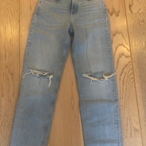 90s highwaist jeans från Gina tricot - Säljer detta supersnygga oanvända jeansen, lappen finns kvar. Tyvärr för stora. Säljer för 100kr köpta för 600kr aldrig använda. 