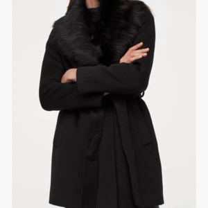 kappa med päls  - säljer denna kappa med päls!! helt nytt skick och kappan är i färgen svart och passar flera storlekar då man justerar med band i midjan 