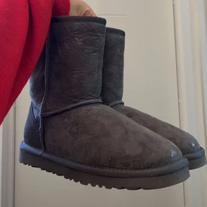 Uggs  - Gråa uggs med leopard mönster. Jättefint skick, nästan som nya. Köpta i Australien 💖💖