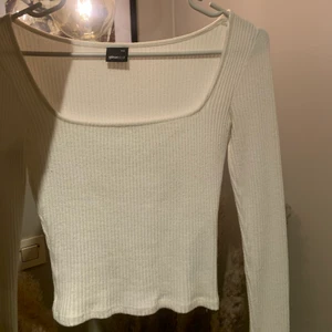 Topp - Från Ginatricot, jätteskönt material och fin urringning. Storlek xxs men stretchig så passar xs🤎