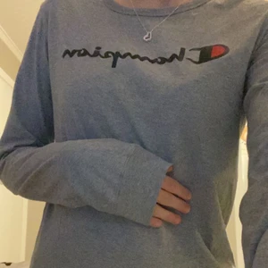 Champion tröja  - Säljer denna fina på grund av att den aldrig kommer till användning. Inga slitningar utan den är som ny nästan. Skriv om du vill ha fler bilder eller om du har någon fråga! Vill helst mötas upp i Linköping men går inte det står köparen för frakt :)