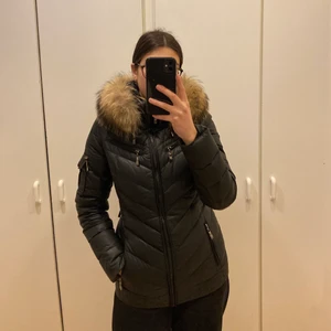 Hollies jacka i skinn, storlek 36 - Säljer min hollies jacka då den inte riktigt passar längre. Den är i storlek 36 och har en superbra passform.