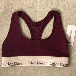 Calvin Klein bh/topp - Helt oanvänd, har inte ens testat! Den är vinröd 💗