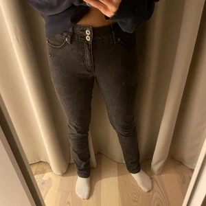 Svart jeans från Honey B blue - Lågmidjade jeans från honey b blue, perfekta att göra en slits på tex! Fin detalj på bakfickan, storlek 34, frakt tillkommer