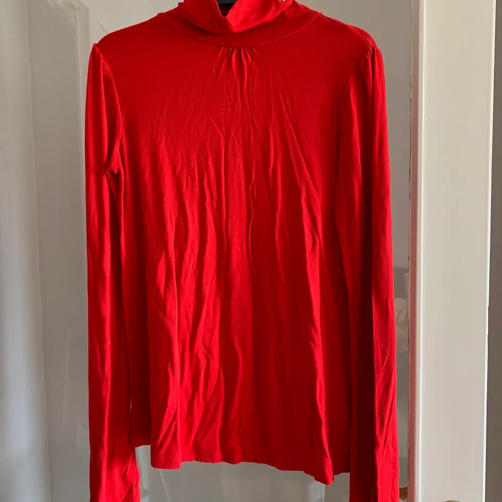 Röd tröja från Cubus i storlek xs. Lite använd. Den har vida ärmar och lite högre hals. Passar bra till julen. Toppar.