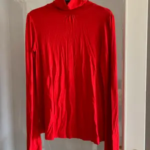 Röd tröja från Cubus i storlek xs. Lite använd. Den har vida ärmar och lite högre hals. Passar bra till julen