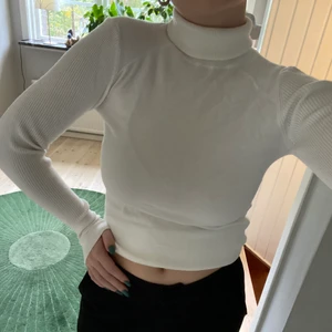 vit polotröja  - Vit polotröja från Mango. Ställ gärna frågor i chatten :)