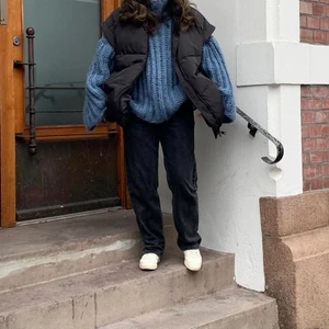 Zara puffer väst - Supersnygg svart väst från Zara i en oversize modell. Köpt förra året så finns ej kvar att köpa. Superfint skick. Perfekt till hösten! Skriv för fler frågor✨ (första bilden är lånad!!) 