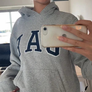 Grå Gap hoodie - Säljer denna fina Gap hoodie, köpt här på Plick. Kommer tyvär inte till användning. Säljer gärna snabbt❤️❤️