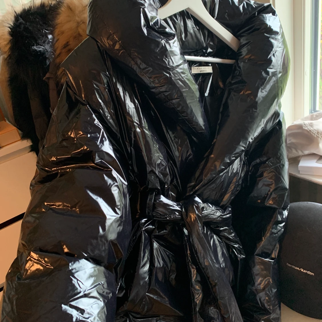 Svart glansig puffjacka! Dun