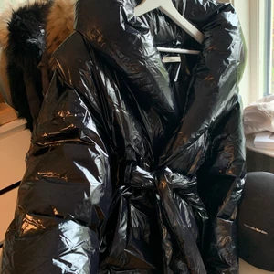 Svart glansig puffjacka! Dun - En svart dunjacka som är glansig, limited adition! Jätte skön, varm 