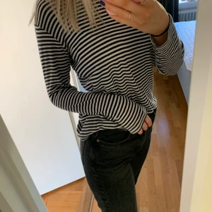 Randig tröja - Randig tröja med mörkblåa ränder från monki