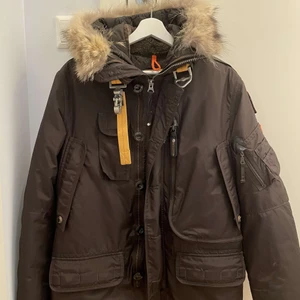 Parajumpers jacka right hand - Jag säljer nu min vinterjacka Parajumper Right Hand. Den är väldigt välskött, har inga skador och är sparsamt använd. Även en väldigt fin och ljus päls.  Storlek XS.  Nypris: 10,999Kr Mitt pris: 4200