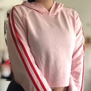 Söt cropped hoodie - Fin cropped hoodie i bra skick! Lite skrynklig på bild men det är pga den har lagt i garderoben ett tag. Väldigt soft och gullig 