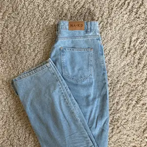 Jeans från NA-KD säljes pga har likadana i annan storlek då dessa ej passar. Använt 3-4 gg. (Upplever att de är mer lika andra bilden i färg än första)