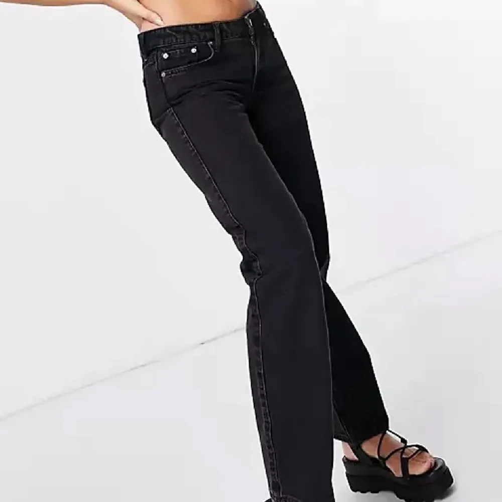 Jag säljer mina svarta low arrow jeans ifeån Weekday. Använde ca2 gånger och har inga defekter. Nypris 500kr!💓💓 Köparen står för frakt. Jeans & Byxor.