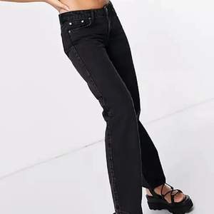 Jag säljer mina svarta low arrow jeans ifeån Weekday. Använde ca2 gånger och har inga defekter. Nypris 500kr!💓💓 Köparen står för frakt