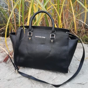 Michael Kors väska - Fin Michael Kors väska som är använd men i bra skick, från ett rökfritt hem. Kan möts upp i Täby C 