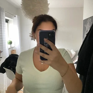 Grön topp!  - Säljer denna pastellgröna toppen från newyorker, nypris är 89kr, jag säljer den för 50kr 