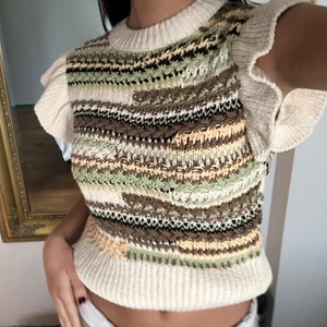 stickad zara-topp  - säljer denna stickade topp från zara i samband med att jag rensar min garderob. denna köptes i augusti, men har tyvärr aldrig fått användning för den mer än 2 gånger så den är fortfarande i nyskick 💕 