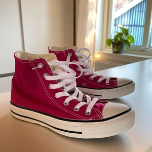 Rosa Converse - Säljer nu mina helt nya hallonrosa Converse då jag inte fått användning av dem. Storleken är 37,5. Då de är köpta för flera år sedan finns de inte att köpa längre vad jag kan hitta. Skicka meddelande om du vill ha fler bilder! :)