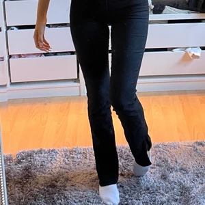 Svarta slits jeans - Säljer för att de sitter för långt i midjan än vad jag vill ha de. De är perfekt längd för mig som är 174, och sitter presis under naveln. Super stretchiga och sköna. Storlek s