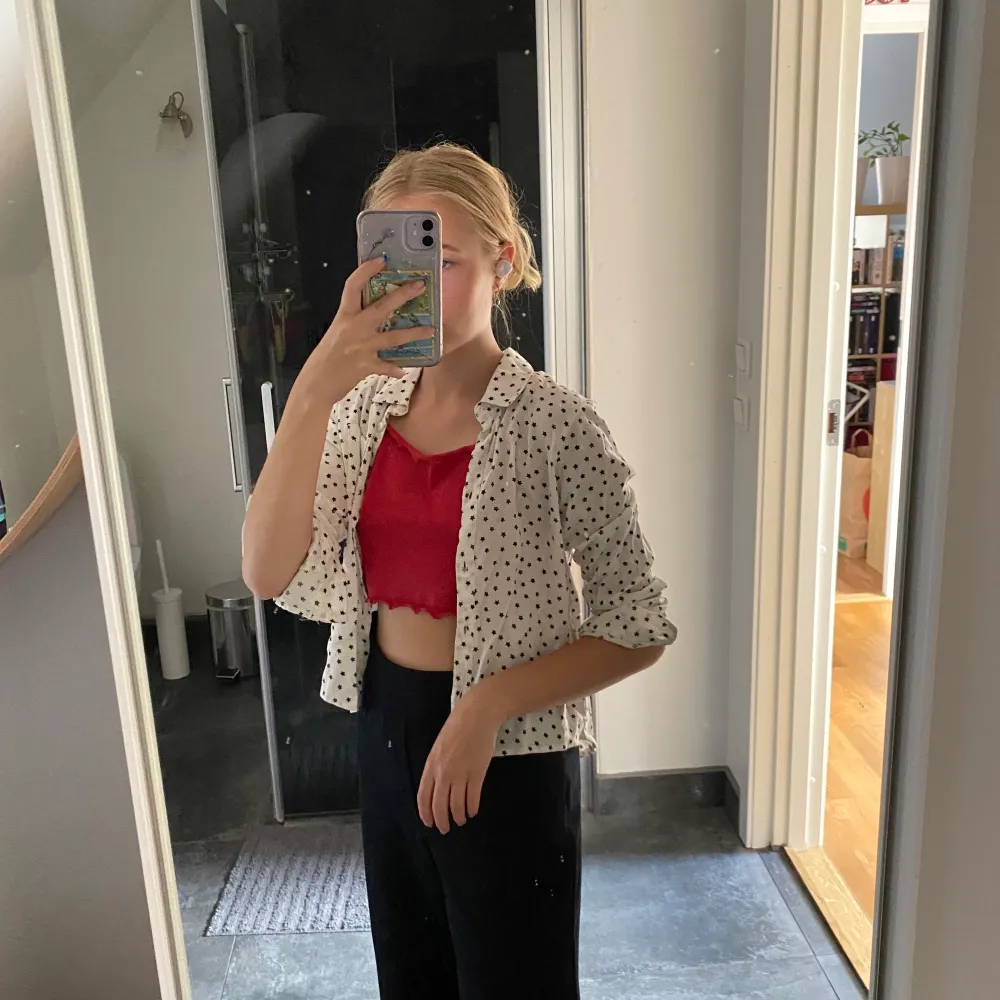 En fin vit skorta med svarta små stjärnor på, den är i gott skick och sitter bra på👍🏻 Den är från hm och storlek står att vara 140 men skulle säga att det passar bra på xxs/xs💕 Frakt tillkommer. Paidat.