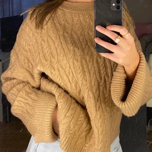 Stickad tröja  - Säljer denna sköna stickade tröjan från Gina Tricot. Den är endast använd en gång och är i bra skick. Det är i storlek M men passar mig som är S. Hör av dig om du har någon fråga💗💗 (Budgivning) köp direkt för 200kr