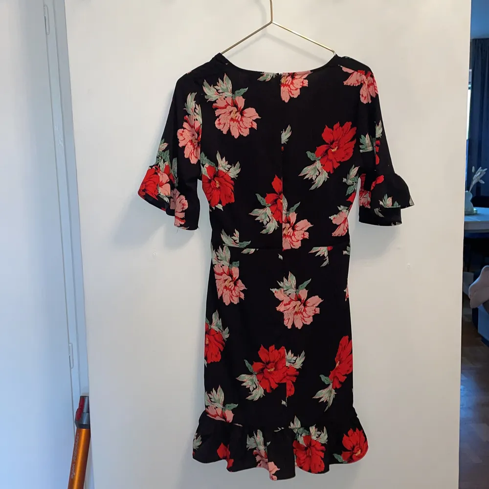 En blommig klänning från PrettyLittleThing med korsettliknande bälte runt midjan. Aldrig använd.. Klänningar.