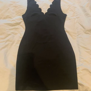 Svart tight klänning - Svart klänning, aldrig använd. 