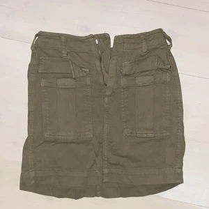 Grön kjol strl 34 - Bra skick, knappt använd.