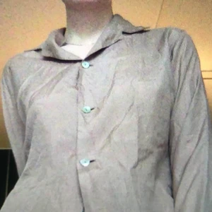 Ljusbrun skjorta  - Denna skjortan har riktigt earthy vibes! Den är jätteskön i silke och har superfina knappar. Den sitter ganska baggy på mig som är 174 cm och har strlk S, så den passar föera storlekar beroende på hur man vill att den ska sitta. Frakt ingår i pris 🌬