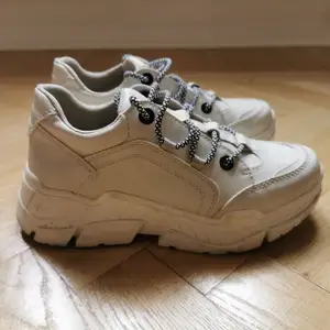 Superfina chunky sneakers i storlek 37. Mycket fint skick, endast använda ett fåtal gånger. Säljes pga fel storlek. Köparen står för frakten! Kan även hämtas i Malmö. 