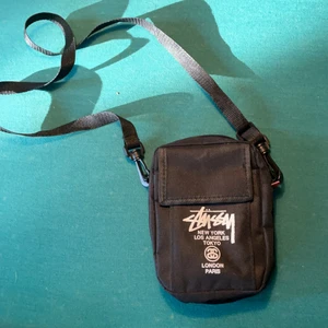 Stussy väska - Stussy axelväska säljer då den inte kommer till användning så ofta längre. Cond: 9/10