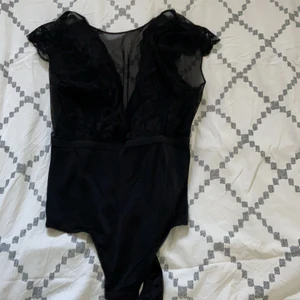 svart body med spets - säljer denna body från Vero Moda Pieces, spets och svart genomskinligt tyg vid bysten, bekväm men används få tal gånger, storlek XS