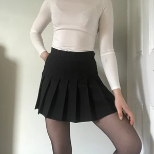 American Apparel tenniskjol - Jättefin, plisserad tenniskjol från American Apparel i bra skick. Skickar mot frakt :)