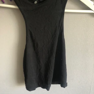 Crop top - Svart crop top med vad jag tror kallas brottar rygg. Snålt använd, mest legat i byrån därför får den gå vidare till någon annan som uppskattar den mer än mig 