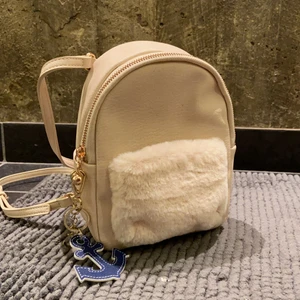 Liten ryggsäck  - Supersöt liten ryggsäck, LITEN I STORLEK (22 i längden, 18 i bredden) som jag fick i present julen 2019 i usa! Aldrig använd, därav nyskick! 