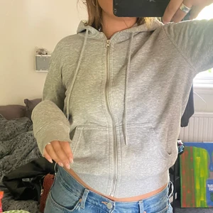 Hoodie - Zip-Hoodie från H&M i i princip nyskick då jag använt typ 5 gånger. BUD PÅ 200kr, avslutar tisdag kväll 5/10