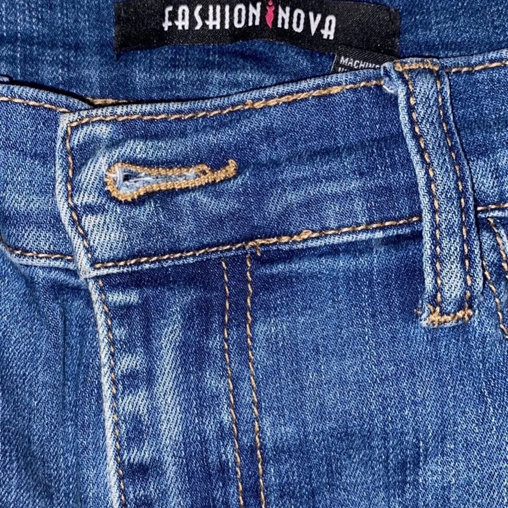 Snygga tighta blåa jeans från Fashionnova, det är storlek 7 i US storlek vilket motsvarar ungefär storlek 36. De är dock lite slitna mellan benen men det går lätt att sy ihop! Köparen står för frakt. . Jeans & Byxor.