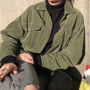 Manchester jacka - En grön manchesterjacka från Zara som jac aldrig anvönder längre. Den har inga skador eller slitningar