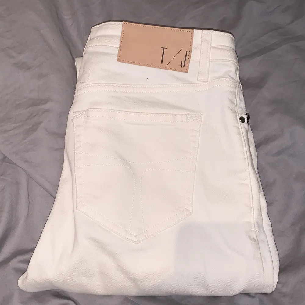 Säljer nu mina suuperfina vita Tiger jeans i bra skick🥰💕ALDRIG ANVÄNDA!!!💞De är i bootcuts men rak modell<33 Suuper stretchiga i ett fint material😍. Jeans & Byxor.