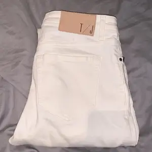 Säljer nu mina suuperfina vita Tiger jeans i bra skick🥰💕ALDRIG ANVÄNDA!!!💞De är i bootcuts men rak modell<33 Suuper stretchiga i ett fint material😍